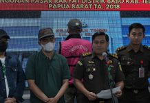 Tim Tabur Kejaksaan Tangkap Buronan Korupsi Asal Papua Barat di Daeng Tata Makassar FOTO: Kepala Seksi Penerangan (Kasipenkum) Soetarmi, SH,.MH saat memberikan keterangan persnya di kantor Kejaksaan tinggi (Kejati) Sulsel.