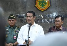Mentan Resmi Adukan 27 Perusahaan di Kejagung, Edarkan Pupuk Palsu Negara Rugi Rp 3,2 Triliun FOTO: Menteri Pertanian Andi Amran Sulaiman saat sesi wawancara dengan awak media.
