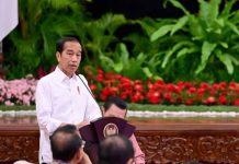 Presiden Sebut Ekonomi Indonesia Kokoh 5,05 Persen, Bersyukur Beras Dalam Kondisi Aman FOTO: Presiden saat memberikan arahanNya kepada para menterinya di Istana Negara. (Foto: Vico - Biro Pers Sekretariat Presiden)