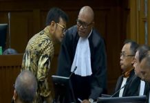 Isi Dakwaan JPU KPK, SYL Diduga Terima Uang Rp44,5 Miliar dengan Cara Paksa, Ada Aliran Dana ke Partai FOTO: Tangkapan layar youtube Syahrul Yasin Limpo saat berkonsultasi dengan penasihat hukumnya, Djamaludin Koedoeboen untuk menentukan mengajukan eksepsi di Pengadilan Tipikor Jakarta, Rabu (28/2/2024).