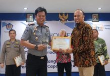 Rutan Kelas IIB Barru Raih Satker dengan Nilai IKPA Terbaik Semester II Tahun 2023 FOTO: Kanan Kepala Rutan Kelas IIB Barru, Amsar Kepala Kantor Pelayanan dan Perbendaharaan Negara Pare-Pare Alim Afifi