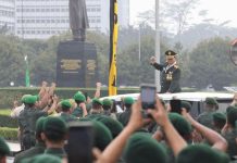 Dapat Kenaikan Pangkat Istimewa, Netizen ke Prabowo: Nitip Negeri ini, Kita Negara Besar dan Berdaulat FOTO: Menhan Prabowo Subianto saat meninggalkan Mabes TNI (Properti media sosial X milik akun @Prabowo Subianto