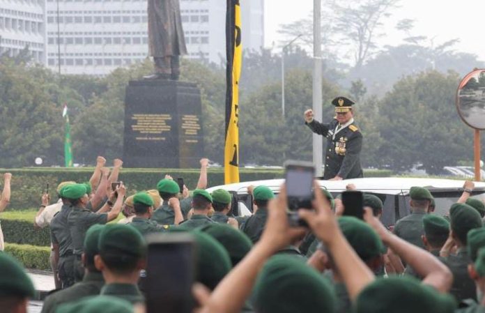 FOTO: Menhan Prabowo Subianto saat meninggalkan Mabes TNI (Properti media sosial X milik akun @Prabowo Subianto