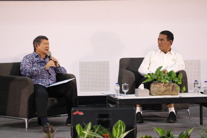 FOTO: Ketua Yayasan Arsari Djojohadikusumo (YAD), Hashim S. Djojohadikusumo bersama Menteri Pertanian (Mentan) Andi Amran Sulaiman hadiri Dialog Kebangsaan yang dilangsungkan di Universitas Hassanudin Makassar, Sulawesi Selatan, pada hari Selasa 20 Februari 2024.