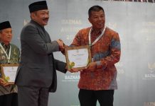 Bupati Andi Utta Boyong Baznas Award 2024 FOTO: Ketua Baznas Republik Indonesia Prof. Dr. KH. Noor Achmad dan Bupati Bulukumba Andi Muchtar Ali Yusuf dalam acara penganugerahan Baznas Award 2024 digelar di Hotel Bidakara, Jakarta, Kamis 29 Februari 2024.
