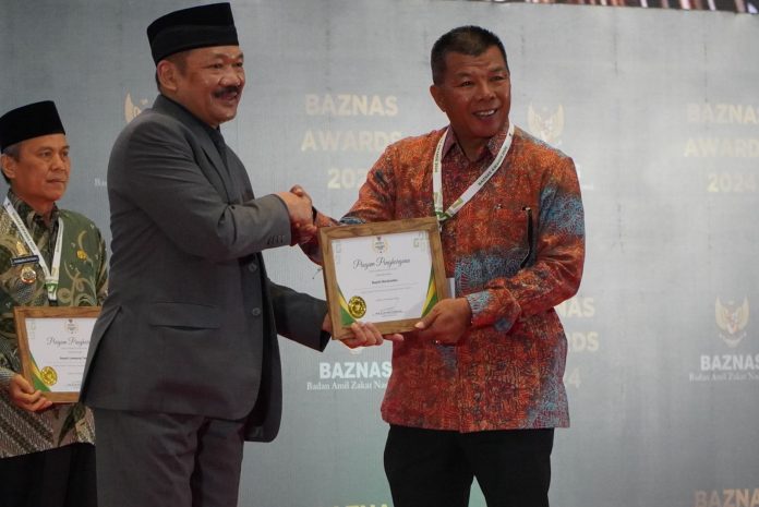 FOTO: Ketua Baznas Republik Indonesia Prof. Dr. KH. Noor Achmad dan Bupati Bulukumba Andi Muchtar Ali Yusuf dalam acara penganugerahan Baznas Award 2024 digelar di Hotel Bidakara, Jakarta, Kamis 29 Februari 2024.