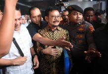 Bunyi Surat Dakwaan Jaksa Penuntut, SYL Pernah Menyuruh Sekjen Kementan Turun dari Mobilnya FOTO: Mantan Menteri Pertanian (Mentan) Syahrul Yasin Limpo (tengah) usai mengikuti sidang perdana yang beragenda pembacaan dakwaan di Pengadilan Tipikor, Jakarta, Rabu (28/2/2024). Foto: Akbar Nugroho Gumay/Antara ) Via Kumparan.