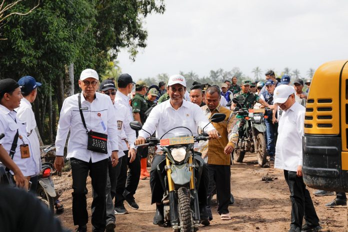 FOTO: Menteri Pertanian (Mentan) Andi Amran Sulaiman saat melakukan kunjungan kerja di Desa Sumber Hidup, Kecamatan Muara Telang, Kabupaten Banyuasin, Provinsi Sumatera Selatan(Sumsel), Jumat(1/3/24).