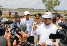 Mentan Siapkan Benih, Pupuk Hingga Mekanisasi Untuk Tingkatkan Produksi Petani FOTO: Menteri Pertanian (Mentan) Andi Amran Sulaiman menemui awak media usai Desa Sumber Hidup, Kecamatan Muara Telang, Kabupaten Banyuasin, Provinsi Sumatera Selatan(Sumsel), Jumat(1/3/24).