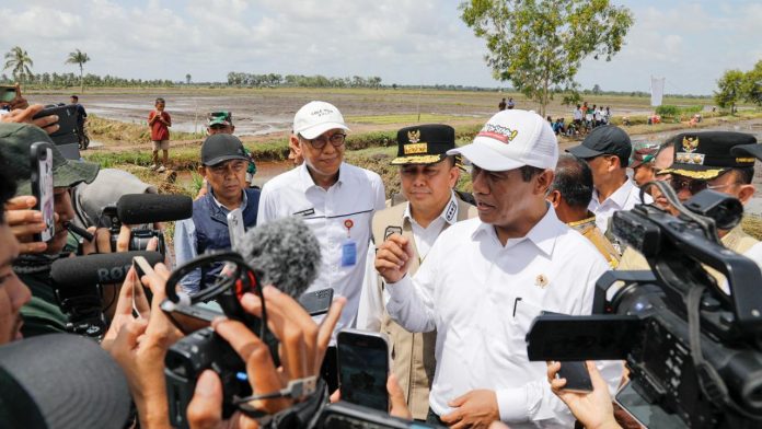 FOTO: Menteri Pertanian (Mentan) Andi Amran Sulaiman menemui awak media usai Desa Sumber Hidup, Kecamatan Muara Telang, Kabupaten Banyuasin, Provinsi Sumatera Selatan(Sumsel), Jumat(1/3/24).