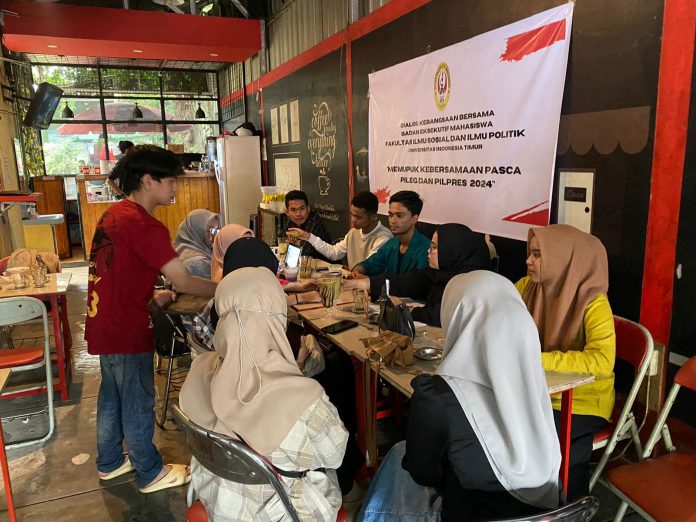 FOTO: Badan Eksekutif Mahasiswa (BEM) Fakultas Ilmu Sosial dan Ilmu Politik Universitas Indonesia timur gelar dialog kebangsaan menyikapi pasca pileg dan pilpres 2024 di warkop 123 Jalan Veteran Selatan, Jumat 1 Maret 2024