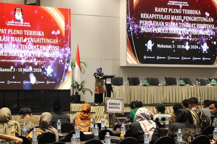 FOTO: Badan Pengawas Pemilihan Umum- Bawaslu Provinsi Sulawesi Selatan menghadiri rapat pleno terbuka rekapitulasi penghitungan hasil perolehan suara tingkat provinsi sulawesi selatan pada Pemilu tahun 2024, di Claro Hotel Makassar, Minggu (3/3/2024).