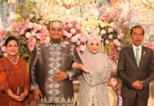 Jokowi, SBY, JK dan Try Sutrisno Hadiri Resepsi Pernikahan Putra Mentan Andi Amran FOTO: Pasangan pengantin Andi Amar Maruf Sulaiman dan mempelai wanita Ihsani Nurul Izzah saat diapit Ibu Negara Iriana Joko Widodo dan Presiden Republik indonesia