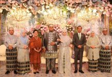 Jokowi Satu Jam di Resepsi Putra Mentan Amran FOTO: Presiden RI Joko Widodo (Jokowi) beserta Ibu Negara, Iriana Jokowi, hadir pada resepsi pernikahan putra sulung Menteri Pertanian (Mentan) Andi Amran Sulaiman yaitu Andi Amar Maruf Sulaiman dengan mempelai wanita Ihsani Nurul Izzah yang dihelat di Hotel Bidakara, Jakarta Selatan, Minggu malam (3/3/2024).