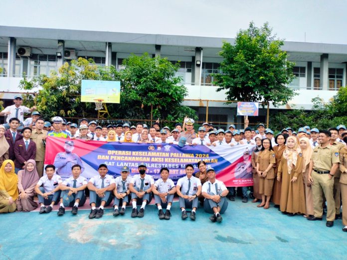 FOTO: Kasat Lantas Polrestabes Makassar AKBP. Dr. Amin Toha saat menggelar sosialisasi di beberapa sekolah menengah pertama dan atas di kota Makassar. Senin (4/3/2024).