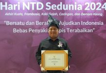 Bulukumba Terima Sertifikat Bebas Frambusia dari Menteri Kesehatan FOTO: Kepala Dinas Kesehatan, dr. Amrullah usai menerima Sertifikat Bebas Frambusia dari Menteri Kesehatan Budi Gunadi Sadikin dalam acara Hari NTD Sedunia 2024 (Neglected Tropical Diseases), yang digelar di Hotel Grand Sahid Jaya Jakarta, Rabu 6 Maret 2024.