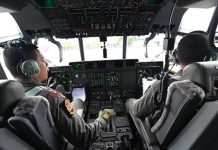 Runway Pendek, Pesawat C-130J A-1343 Super Hercules, Berhasil Mendarat di Bandara Wamena Papua FOTO: Komandan Skadaron (Danskadron) 31 Letkol Pnb Alfonsus Fatma Astara Duta (kiri) menerbangkan pesawat C-130J Super Hercules bersama Mayor Pnb Aris Febrianto dalam misi Papua. (Foto: Dok. Instagram @militer.udara)