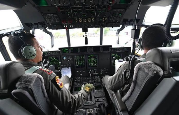 FOTO: Komandan Skadaron (Danskadron) 31 Letkol Pnb Alfonsus Fatma Astara Duta (kiri) menerbangkan pesawat C-130J Super Hercules bersama Mayor Pnb Aris Febrianto dalam misi Papua. (Foto: Dok. Instagram @militer.udara)