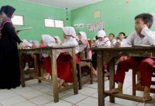 Dugaan Penyelewengan Tunjangan Sertifikasi Guru di Enrekang, GMKI Ancam Lakukan Unras di Polda Sulsel ILUSTRASI: Guru dan Siswa Sekolah Dasar. (ist)