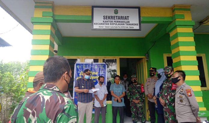 FOTO: Aktivitas di kantor Kecamatan Kepulauan Tanakeke, Kabupaten Takalar, Sulawesi Selatan. (ist)