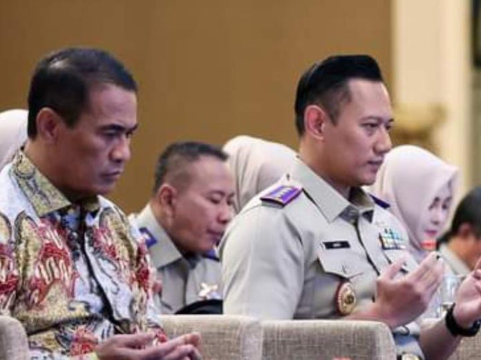 FOTO: Kiri Menteri Pertanian Andi Amran Sulaiman dan Menteri ATR/BPN Agus Harimurti Yudhoyono saat menghadiri Rapat Kerja Nasional Kementerian ATR/BPN 2024 di Jakarta, Kamis (7/3/2024).