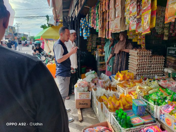 FOTO: Tim Pengendalian Inflasi Daerah (TPID) bersama Satgas Pangan Bulukumba melaksanakan Inspeksi Mendadak (Sidak) di tiga pasar, yaitu Pasar Kasuara, Pasar Cekkeng, dan Pasar Sentral Bulukumba, Jumat 8 Maret 2024.