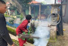 Kasus DBD Tinggi, Dinkes Bulukumba Lakukan Fogging FOTO: Petugas dari Dinas Kesehatan Pemkab Bulukumba
