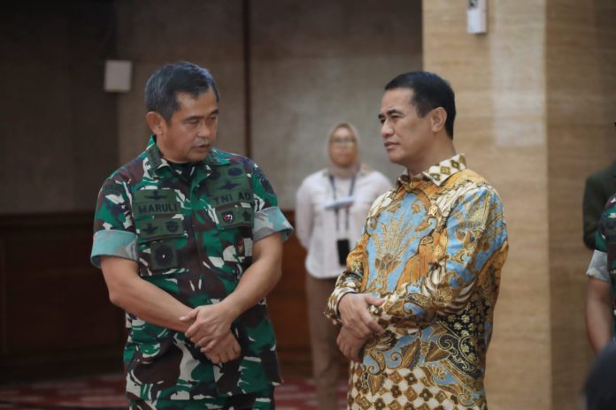 FOTO: Menteri Pertanian (Mentan) Andi Amran Sulaiman bersama Kepala Staf TNI Angkatan Darat (KSAD) Maruli Simanjuntak sepakat untuk memperkuat Perluasan Areal Tanam (PAT) padi melalui kegiatan pompanisasi di lahan-lahan pertanian yang ada di Pulau Jawa.