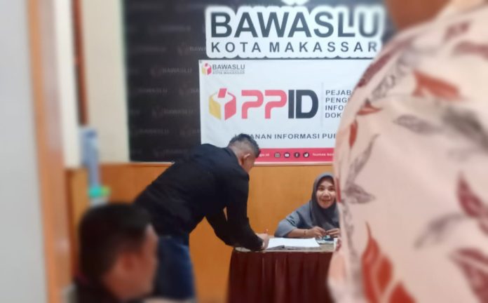 FOTO: Tim pemenangan Caleg DPRD Kota Makassar dari Partai Gerindra, Nunung Dasniar melaporkan kasus dugaan pengelembungan suara yang ditemukan di sejumlah TPS kepada Bawaslu Makassar, Jumat (8/3/2024).