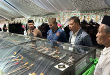 Al-Farabi Beri Bupati Andi Utta Sebilah Badik “La Makkareso” yang Artinya Sang Pekerja Keras FOTO: Bupati Bulukumba Andi Muchtar Ali Yusuf menghadiri kegiatan Bulukumba Culture and Art Festival (BCAR) yang digelar Sanggar Seni Budaya (SSB) Al Farabi di Desa Tanah Harapan Kecamatan Rilau Ale, Jumat, 8 Maret 2024 malam.