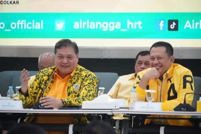 FOTO: Ketua Umum DPP Airlangga Hartarto dan Waketum Partai Golkar Bambang Soesatyo menggelar rapat pleno di di DPP Partai Golkar di Jakarta, Minggu (10/3) petang. [Properti DPP Partai Golkar]