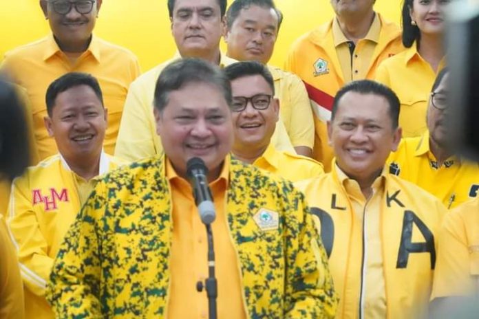 FOTO: Ketua Umum DPP Airlangga Hartarto usai menggelar rapat pleno di DPP Partai Golkar di Jakarta, Minggu (10/3) petang. [Properti DPP Partai Golkar]