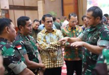 Dukung Akselerasi Produksi Beras, KSAD Maruli Perintahkan Babinsa Susuri Sumber Air di Pulau Jawa FOTO: Menteri Pertanian Andi Amran Sulaiman bersama Kepala Staf Angkatan Darat (KSAD) Jenderal TNI Maruli Simanjuntak usai menggelar MoU dengan Menteri Pertanian Andi Amran Sulaiman di Kantor Pusat Kementan, Jumat, 8 Maret 2024.