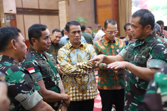 FOTO: Menteri Pertanian Andi Amran Sulaiman bersama Kepala Staf Angkatan Darat (KSAD) Jenderal TNI Maruli Simanjuntak usai menggelar MoU dengan Menteri Pertanian Andi Amran Sulaiman di Kantor Pusat Kementan, Jumat, 8 Maret 2024.