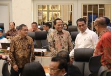 Tampil All Out di Hadapan DPR, KTNA Apresiasi Kegigihan Mentan Amran Perjuangkan Nasib Petani FOTO: Menteri Pertanian Andi Amran Sulaiman berbincang dengan sejumlah pimpinan dan anggota Komisi IV DPR. Rabu (13/3/2024)