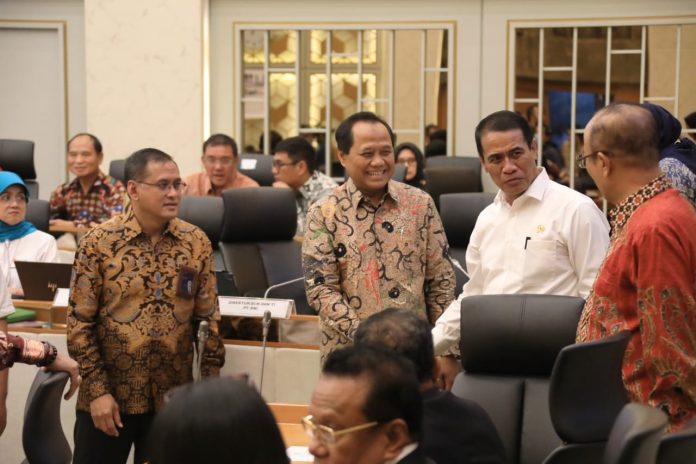 FOTO: Menteri Pertanian Andi Amran Sulaiman berbincang dengan sejumlah pimpinan dan anggota Komisi IV DPR. Rabu (13/3/2024)