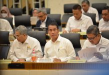 Mentan Amran: Hasil Panen Jagung Melimpah, Antisipasi Harga di Tingkat Petani Anjlok FOTO: Menteri Pertanian (Mentan) Andi Amran Sulaiman saat rapat kerja dengan Komisi IV DPR. Rabu (13/3/2024)