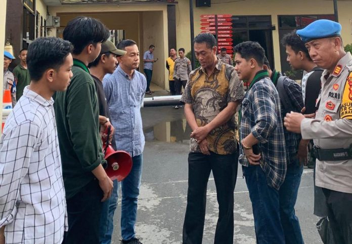 FOTO: Aenul Ikhsan, Direktur Eksekutif LKBHMI saat menggelar aksi moral kasus rudapaksa oleh anak Pejabat di Pemkab Gowa. Jumat 8 Maret 2024. (Istimewa)