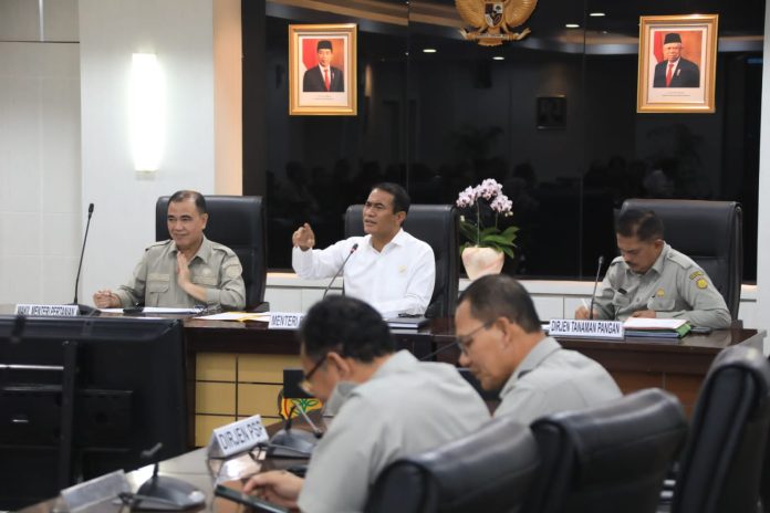 FOTO: Menteri Andi Amran Sulaiman saat memimpin rapat bersama jajaran Kementerian Pertanian