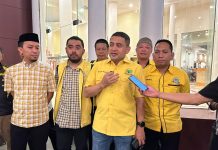 Gelar Rapat dan Bukber, DPD Golkar Makassar Tetap Kompak Pasca Pileg, Siapkan Event Politik Selanjutnya FOTO: Ketua DPD Golkar Makassar Munafri Arifuddin bersama pengurus usai menggelar rapat dan buka puasa bersama di hotel Arya Duta Makassar.