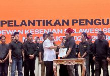 PJ Gubernur Sulsel Bahtiar Baharuddin Lantik Pengurus Dewan Kesenian Sulawesi Selatan FOTO: Penjabat Gubernur Sulsel Bahtiar Baharuddin Lantik Pengurus Dewan Kesenian Sulawesi Selatan (DKSS) Periode 2024-2029 di Aula Tudang Sipulung Rumah Jabatan Gubernur. Kamis (14/3/2024)