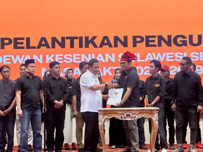 FOTO: Penjabat Gubernur Sulsel Bahtiar Baharuddin Lantik Pengurus Dewan Kesenian Sulawesi Selatan (DKSS) Periode 2024-2029 di Aula Tudang Sipulung Rumah Jabatan Gubernur. Kamis (14/3/2024) 