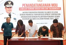 Diinisiasi Pj Gubernur Bahtiar, Pemprov Sulsel dan ITDC Teken MoU KEK Bira – Takabonerate FOTO: Penjabat Gubernur Sulsel Bahtiar Baharuddin dan Business Development Director Indonesia Tourism Development Corporation (ITDC) Ema Widiastuti dan Wakil bupati Bulukumba melakukan penandatanganan MoU Kawasan Ekonomi Khusus (KEK) Bira - Takabonerate, di Rumah Jabatan Gubernur Sulsel, Kamis, 14 Maret 2024.
