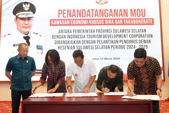 FOTO: Penjabat Gubernur Sulsel Bahtiar Baharuddin dan Business Development Director Indonesia Tourism Development Corporation (ITDC) Ema Widiastuti dan Wakil bupati Bulukumba melakukan penandatanganan MoU Kawasan Ekonomi Khusus (KEK) Bira - Takabonerate, di Rumah Jabatan Gubernur Sulsel, Kamis, 14 Maret 2024.