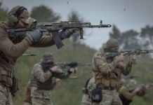 Lewat Telegram, Kedubes Rusia Ungkap Keterlibatan Tentara Bayaran asal Indonesia, 4 Gugur FOTO: Ilustrasi, Pasukan sukarelawan Ukraina (AP/Andrew Kravchenko)