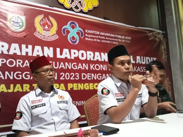 FOTO: Dari kiri Sekertaris Muh. Taufiq NT dan Ketua KONI Makassar Ahmad Susanto saat memberi keterangan persnya di Kantor KONI kota Makassar.