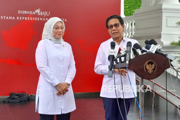 FOTO: Menteri Desa dan Pembangunan Daerah Tertinggal dan Transmigrasi Abdul Halim Iskandar serta Menteri Ketenagakerjaan Ida Fauziyah menghadap Presiden Joko Widodo (Jokowi) di Istana Kepresidenan Jakarta, Senin (18/3/2024). [Republiika/Dessy Suciati Saputri]