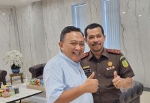Kajati Sulsel Berganti, SAdAP Beri Ucapan Selamat ke Sahabatnya Agus Salim FOTO: Tokoh Masyarakat Sulsel, Syarifuddin Daeng Punna saat berkunjung menemui sahabat lamanya Kepala Kejaksaan Tinggi Sulawesi Tengah Agus Salim, S.H., M.H. (Istimewa)