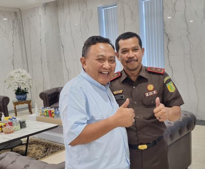 FOTO: Tokoh Masyarakat Sulsel, Syarifuddin Daeng Punna saat berkunjung menemui sahabat lamanya Kepala Kejaksaan Tinggi Sulawesi Tengah Agus Salim, S.H., M.H. (Istimewa)