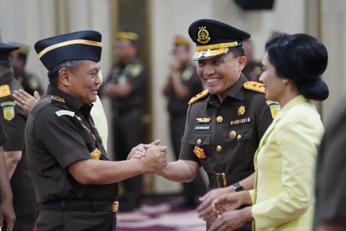 FOTO: Leonard Eben Ezer Simanjuntak SH. MH usai dilantik sebagai Jaksa Agung Bidang Hubungan Antar Lembaga dan Kerjasama Internasional bertempat di Gedung Utama Kejaksaan Agung RI di Jakarta, pada Selasa (19/03/2024).